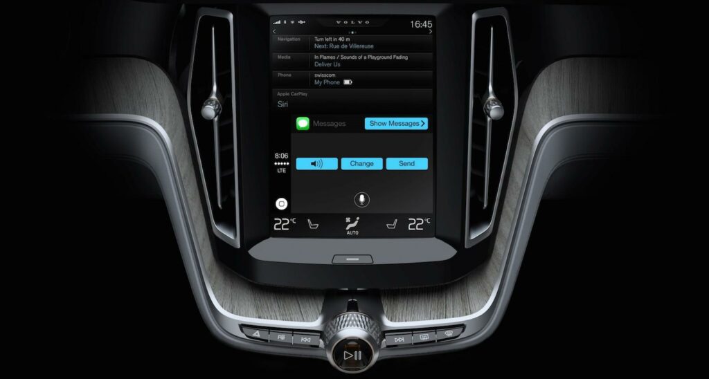 Volvo är en av tillverkarna som ska erbjuda CarPlay, som kopplar ihop mobilen med bilen. En viktig del i CarPlay är röststyrningsassistenten Siri, som nu också förstår svenska.