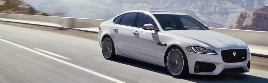 Jaguars designteam har i princip tagit nya XE och "förstorat upp" den några steg – och vips! Här kommer nya Jaguar XF.