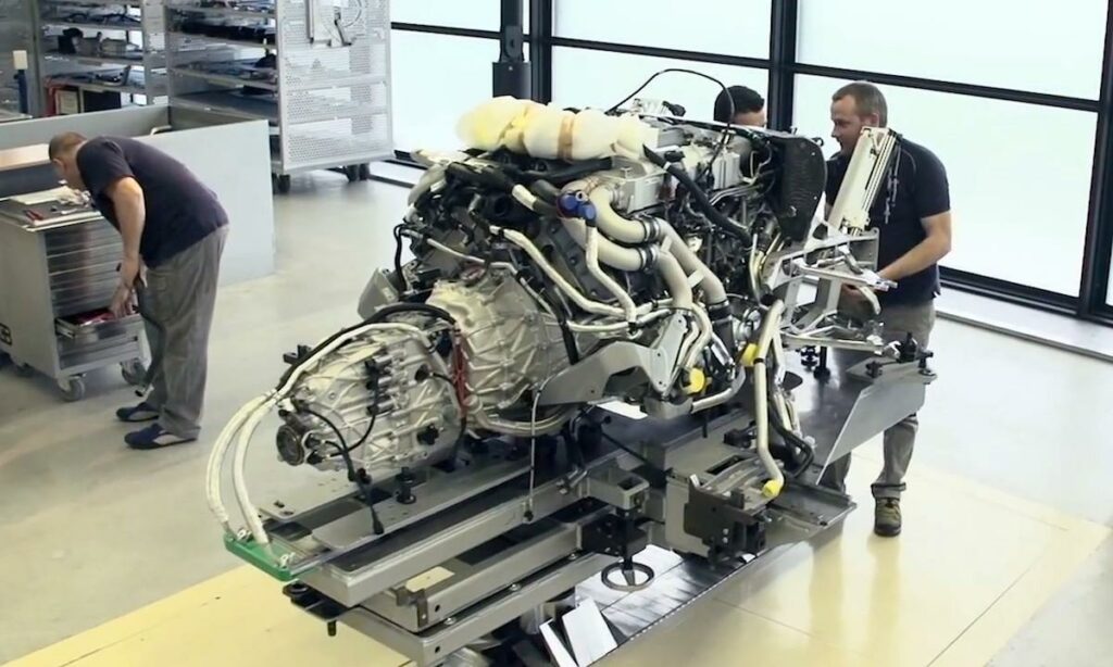 En bilmotor i en fabrik (AI text)