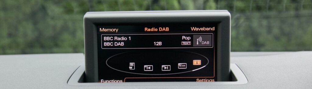 Digitalradio innebär bättre ljud och inget brus, men kritiker menar att radiokanalerna istället borde sända över nätet.