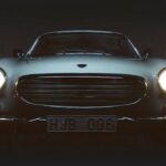 En klassisk bil i en mörk rum med lampor som lyser. (AI text)