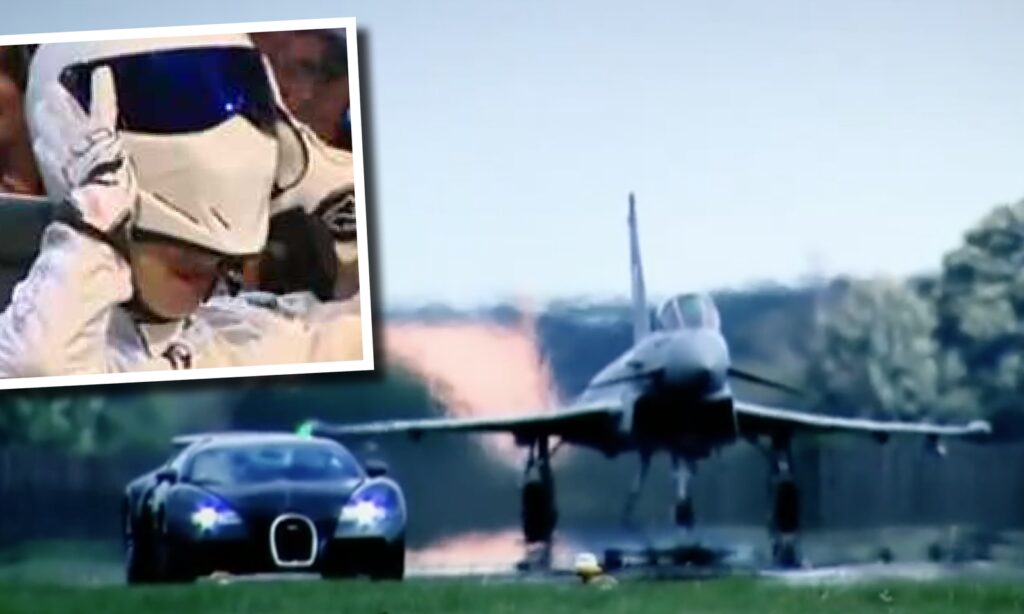 En man i kostym klättrar in i en bil. (AI text)