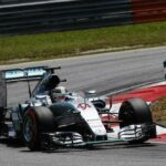 Mercedes F1-bil kör på banan. (AI text)