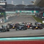 En racebil kör ner på banan. (AI text)