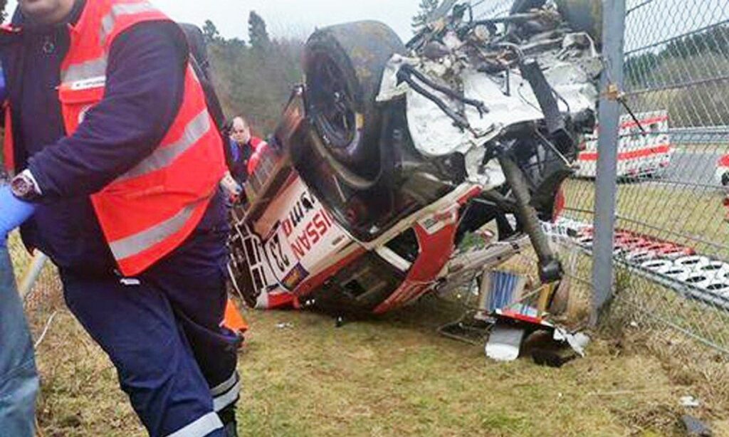 En racebil ligger på sin sida på en racerbana. (AI text)