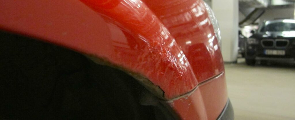 En röd bil i en garagem. (AI text)