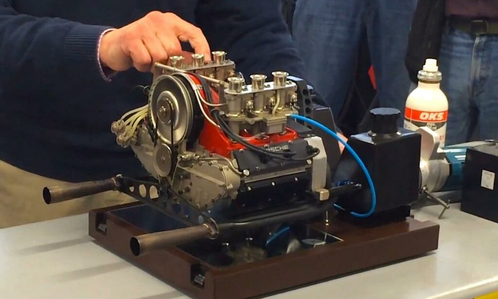 En man monterar ihop en bilmotor. (AI text)