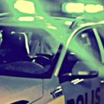 En polisbil med pågående blinkers. (AI text)