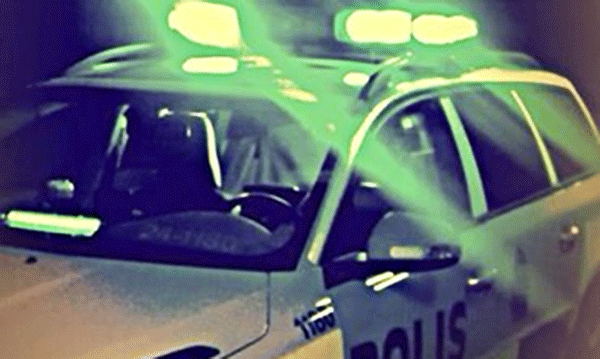 En polisbil med pågående blinkers. (AI text)