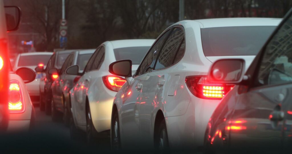 En trafikkaos på en stadsgata (AI text)