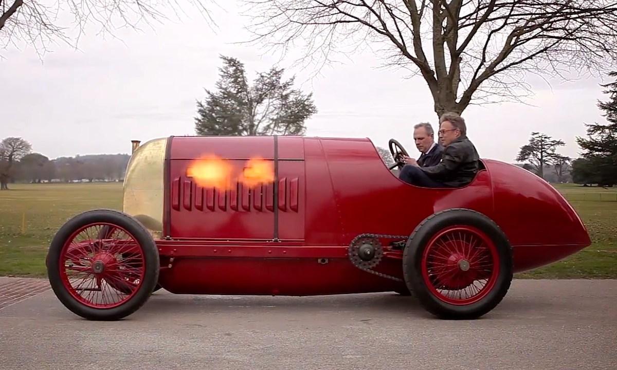 En man och kvinna i en vintagbil. (AI text)