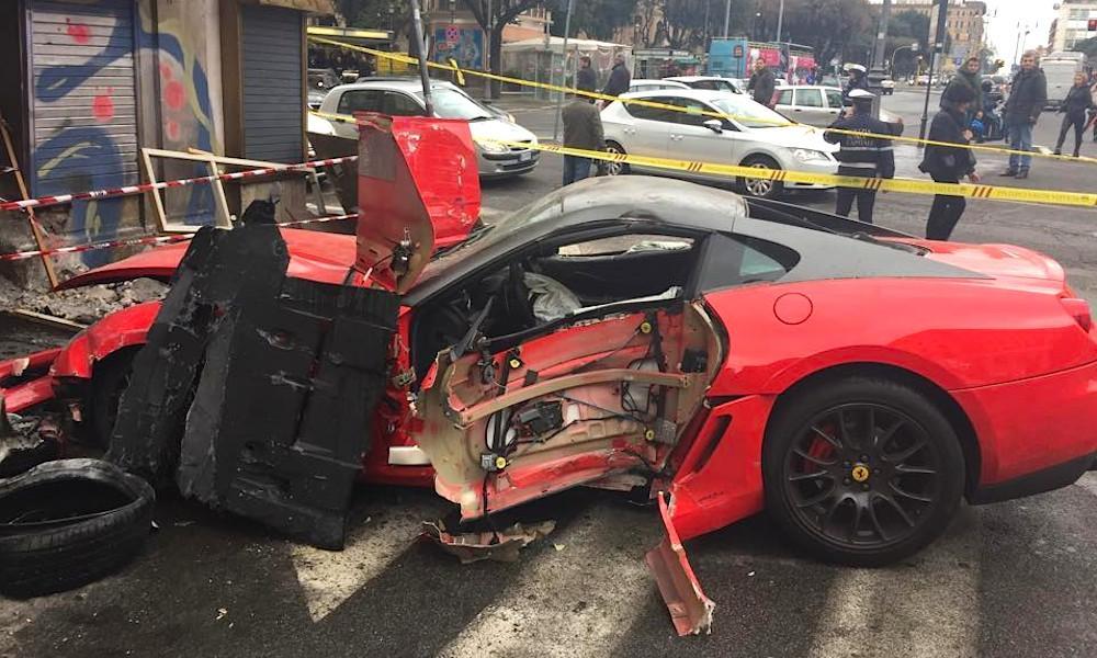 En röd sportbil ses på gatan efter en krasch. (AI text)