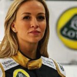 En kvinna i Lotus Racing-utrustning (AI text)