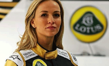 En kvinna i Lotus Racing-utrustning (AI text)