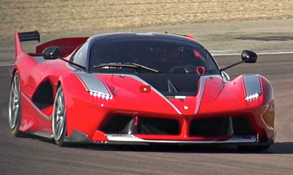 En Ferrari-sportsbil kör längs en racerbana. (AI text)