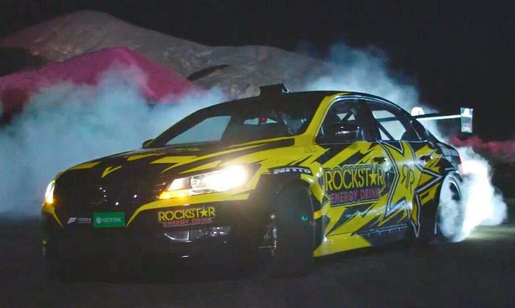 BMW M3 drar i snurr på natten. (AI text)