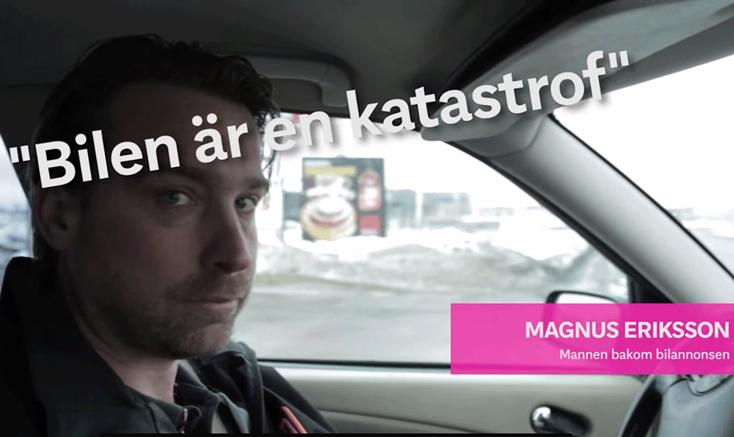 En man kör en bil med en rosa hatt. (AI text)