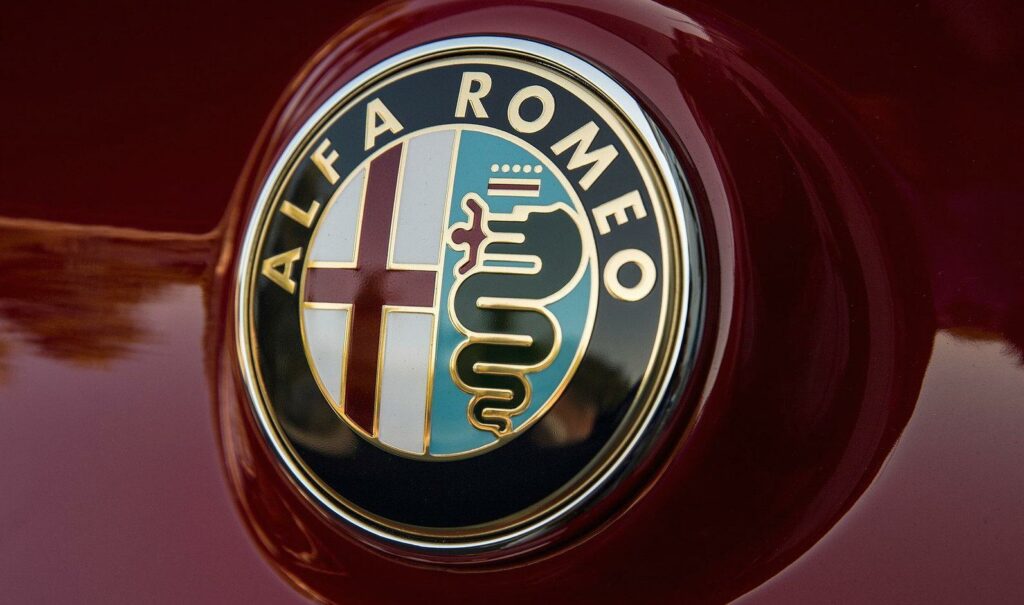 Ersättaren till gamla Alfa Romeo 159 blir först ut med de nya motorerna. Enligt uppgift ska den visas upp i sommar.