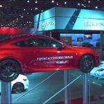 En bil visas upp på en bilmesse. (AI text)