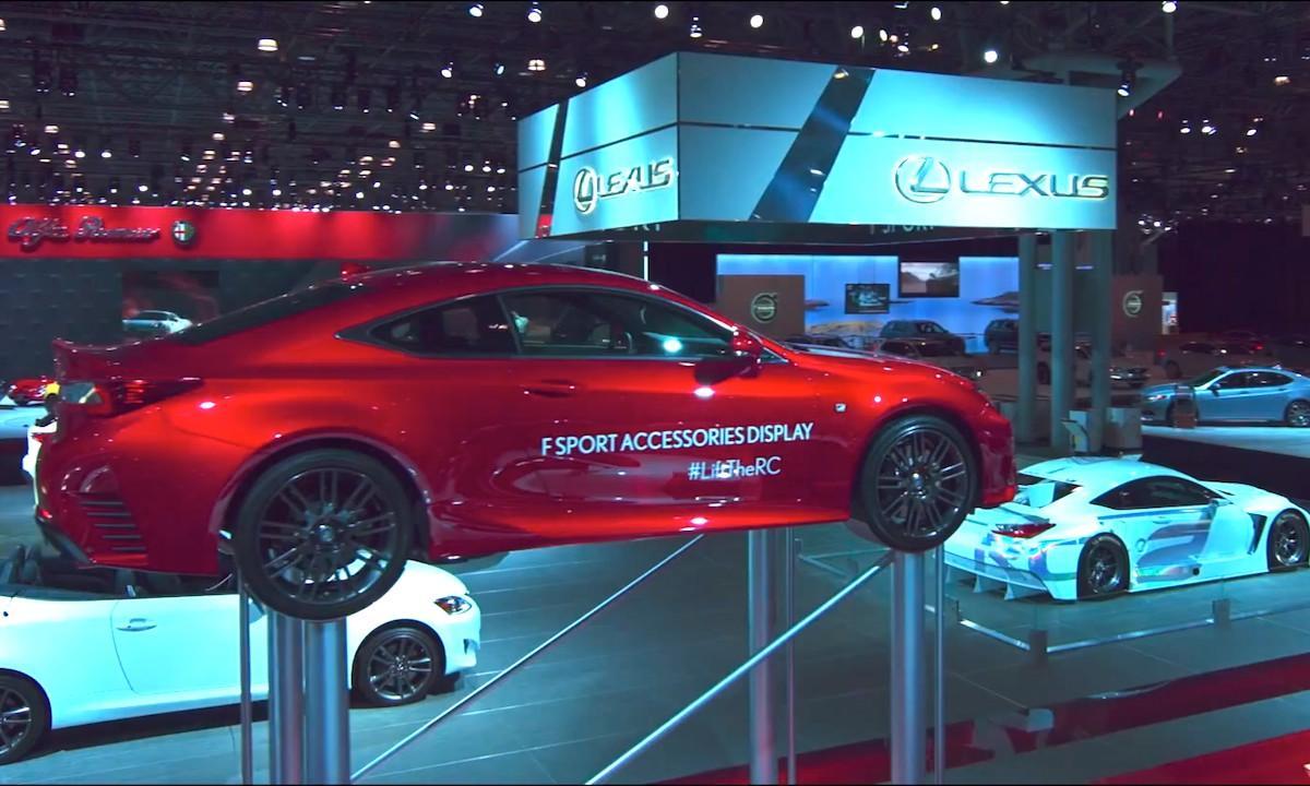 En bil visas upp på en bilmesse. (AI text)