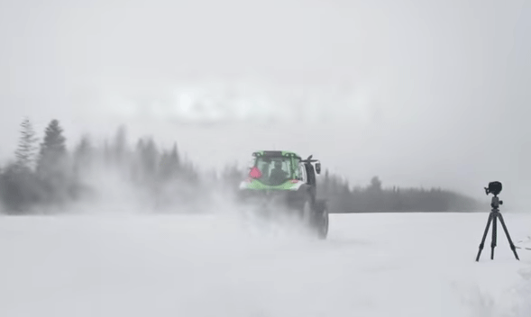 En traktor kör genom snön. (AI text)