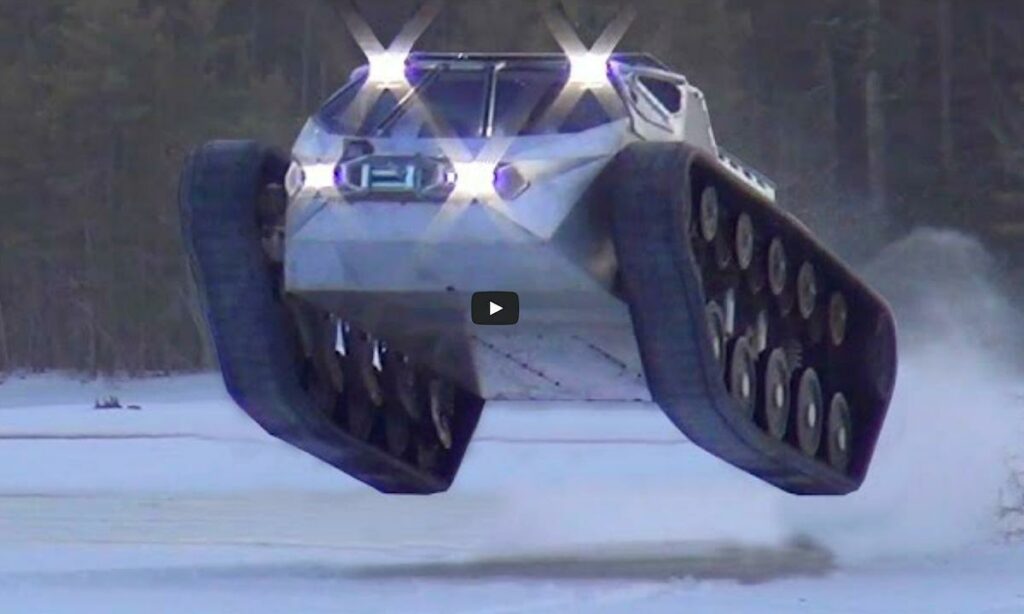 En hund för en släde hoppas över en snöig backe. (AI text)