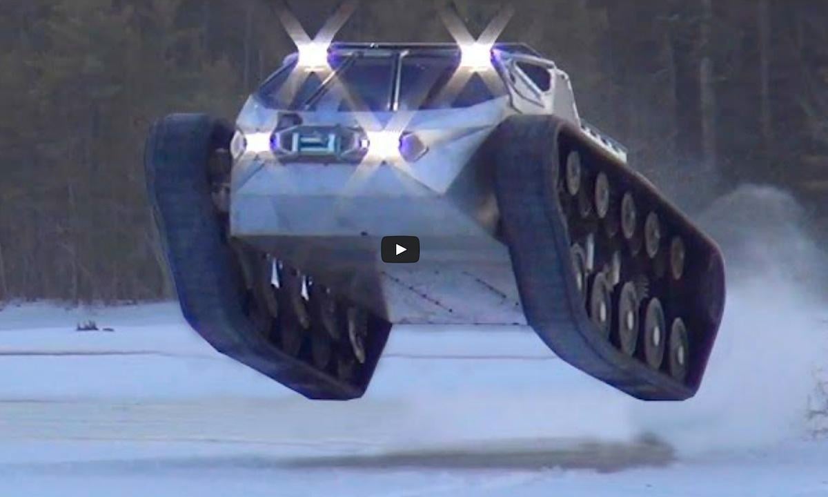 En hund för en släde hoppas över en snöig backe. (AI text)