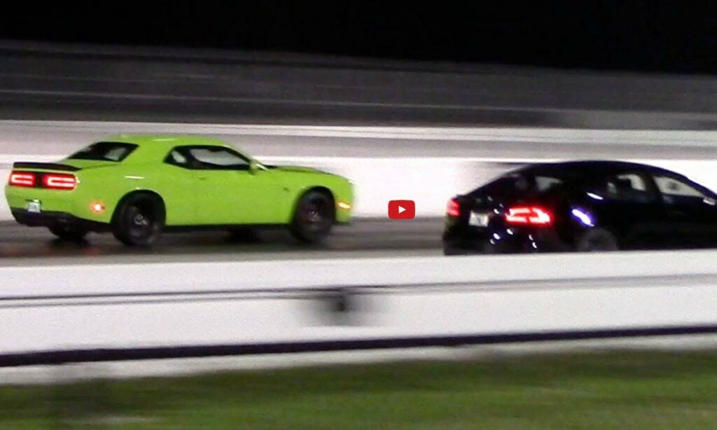 Två bilar tävlar på en bana. (AI text)