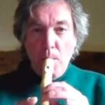 En man spelar flöjt. (AI text)