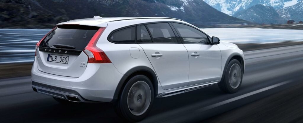 På den här bilden av V60 Cross Country finns motoremblemet T5 AWD – men den versionen säljs enbart i USA. Svenska köpare som vill ha en V60 CC med bensinmotor får hålla tillgodo med framhjulsdrift.