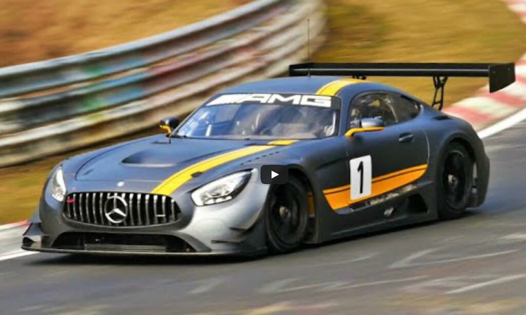 Mercedes AMG GT kör på en racingbana. (AI text)