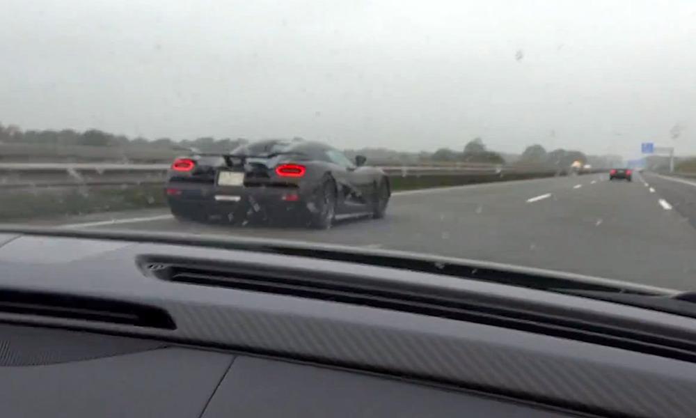 En bil kör längs en motorväg. (AI text)