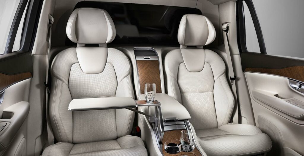 Det är baksätet som är huvudsaken i nya XC90 Excellence, med ventilerade fåtöljer och särskilda "Excellence"-logotyper inbroderade i nackstödet.