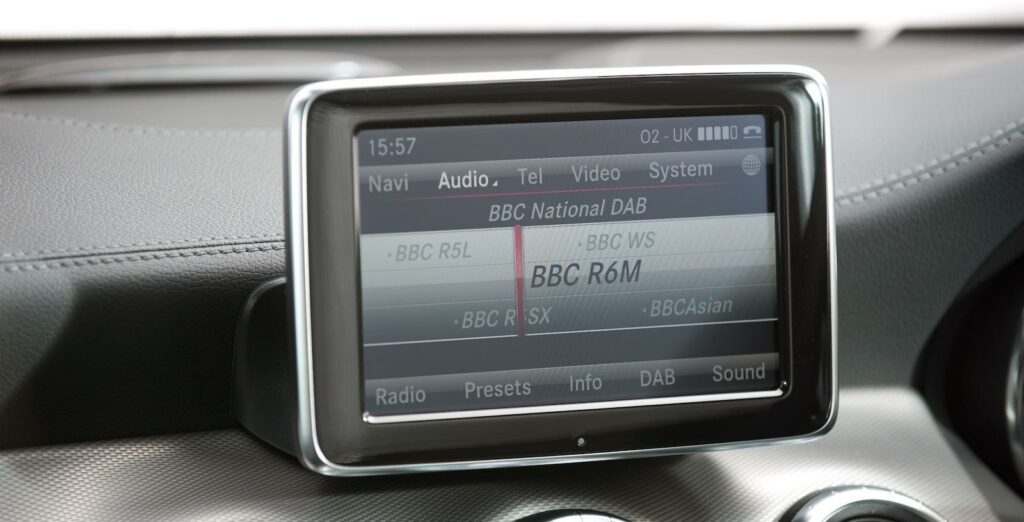 Digitalradio finns ofta som tillval i nya bilar men ska du eftermontera tekniken kan det bli dyrt.