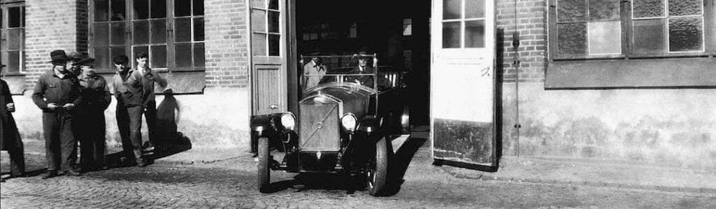 Klockan 10 på förmiddagen 14 april 1927 rullar första bilen, ÖV4, ut från fabriksporten i Lundby, Hisingen.