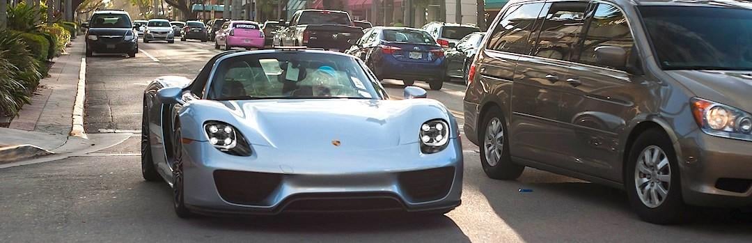 Den här pensionerade kvinnan kör sin Porsche 918 Spyder dagligen i Marco Island, Florida. Vad säger Zlatan om det? Foto: Izaac Brook.