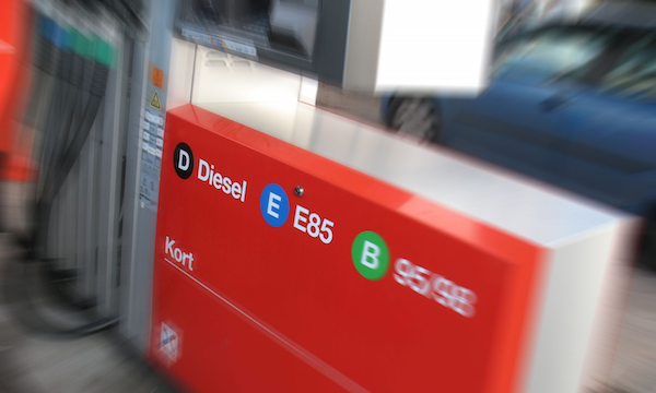 En bil står parkerad vid en bensinstation. (AI text)