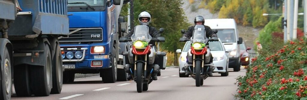 Det gula ljuset gör att motorcyklarna avviker från andra fordon och upptäcks lättare av bilister.