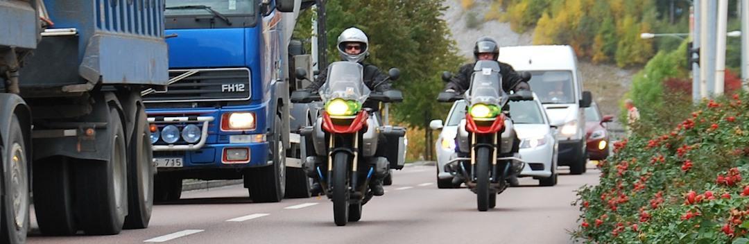 Det gula ljuset gör att motorcyklarna avviker från andra fordon och upptäcks lättare av bilister.