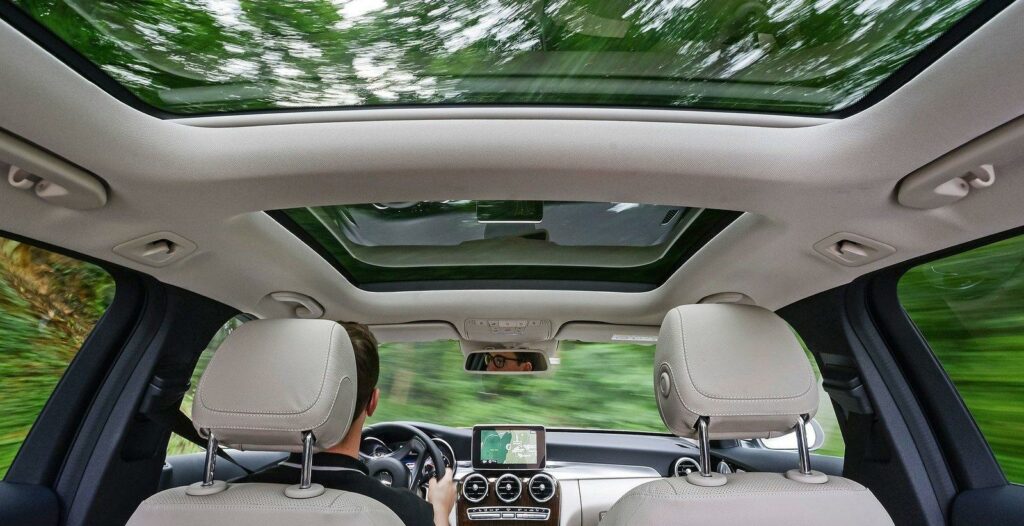 "Du kan betala betydligt mer för en lyxbil, men det blir svårt att få en bättre interiör", skriver Ward's Auto om Mercedes C-klass.