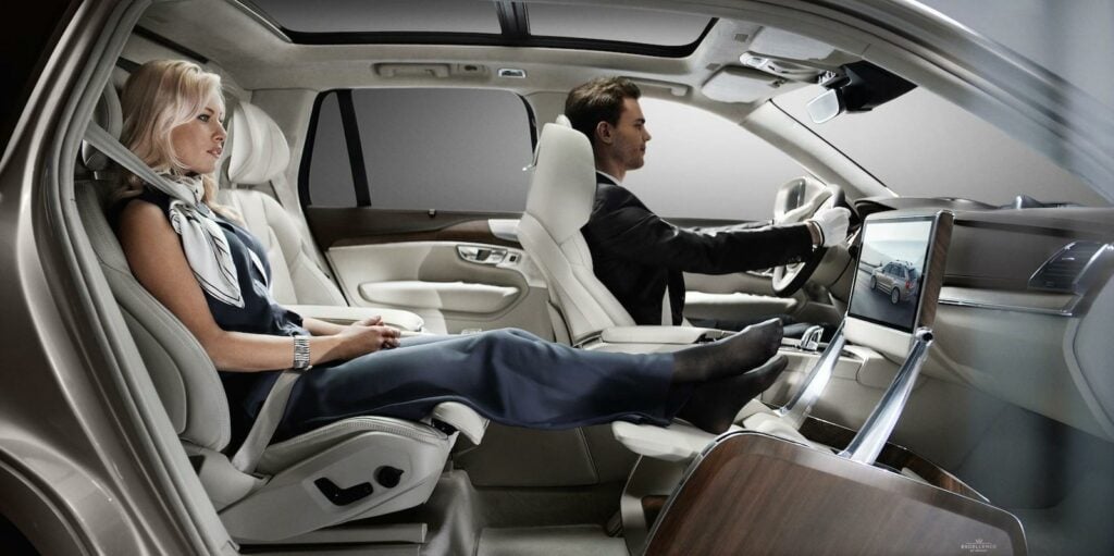 "Konceptet kallas för Lounge Console och utgör det optimala tillvalet för strikt upptagna direktörer och företagsledare med egen chaufför", skriver Volvo i pressmeddelandet.