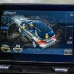 Mercedes infotainmentsystem heter Comand. Att utveckla nya funktioner är inte helt enkelt – det finns omkring 200 elektroniska kontrollenheter i en ny Mercedes och utvecklingsavdelningen måste tänka på hur de kommunicerar med varandra. Därför kan u