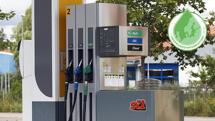 En bensinstation med en skylt som säger 'bensinstation' (AI text)