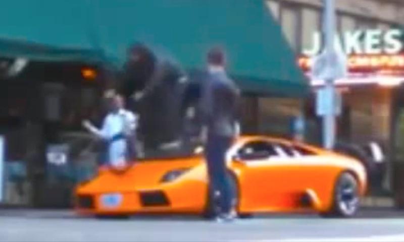 En man står bredvid en bil. (AI text)