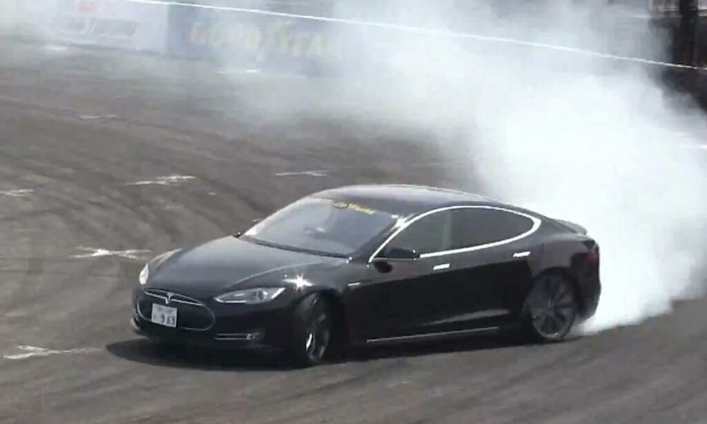 En Tesla Model S kör nedför en spårbanan. (AI text)