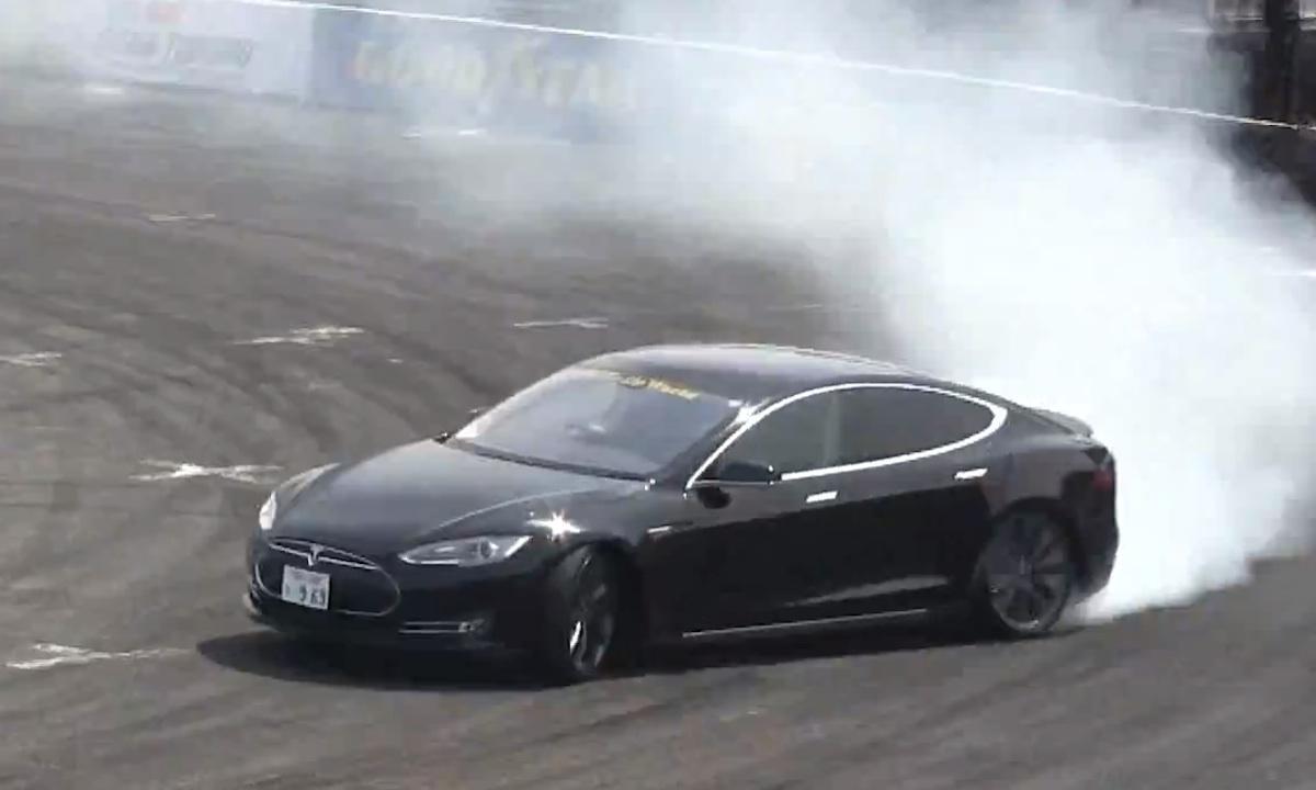 En Tesla Model S kör nedför en spårbanan. (AI text)