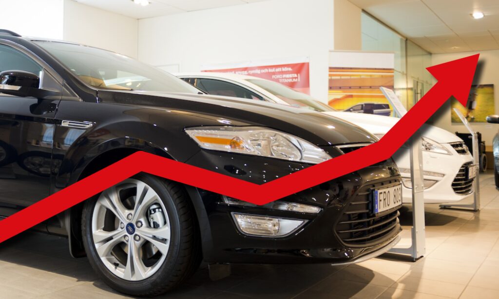 En biltillverkare med en bil utställd. (AI text)