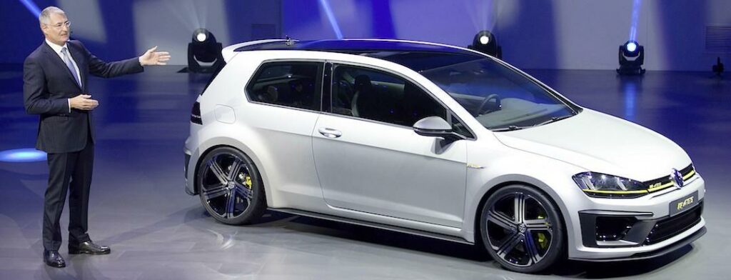 Heinz-Jakob Neusser, chef för Powertrain hos Volkswagen, bekräftar att Golf R 400 just nu utvecklas. Klar till 2016.