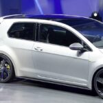 Heinz-Jakob Neusser, chef för Powertrain hos Volkswagen, bekräftar att Golf R 400 just nu utvecklas. Klar till 2016.
