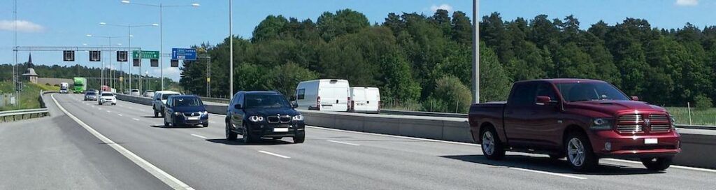 Autentisk bild från motorvägen mellan Stockholm och Södertälje. Inga bilar i höger körfält! Foto: Polisen Södertälje.